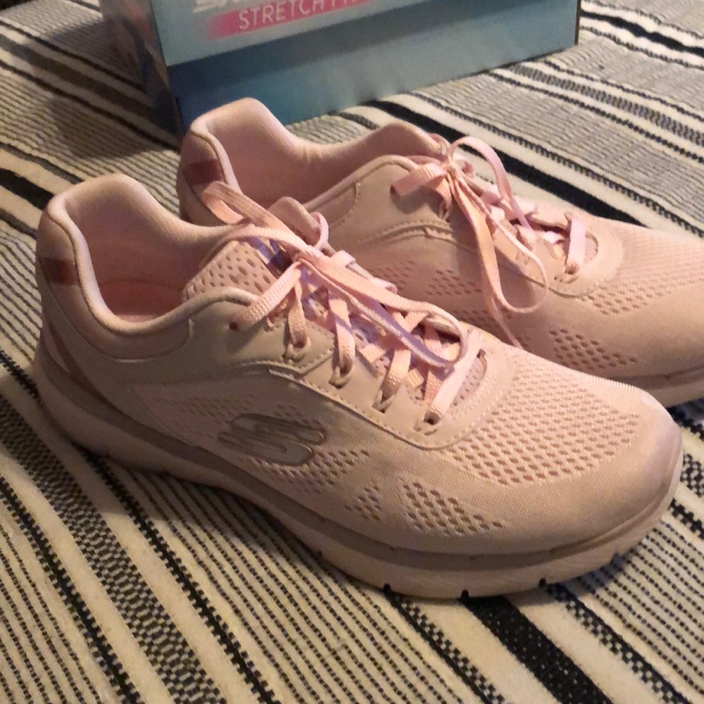 Skechersrs air cooled memory foam tennis shoes
